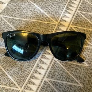 New! Ray Bans (polarized). No scratches on lenses. Comes with case. Authentic.